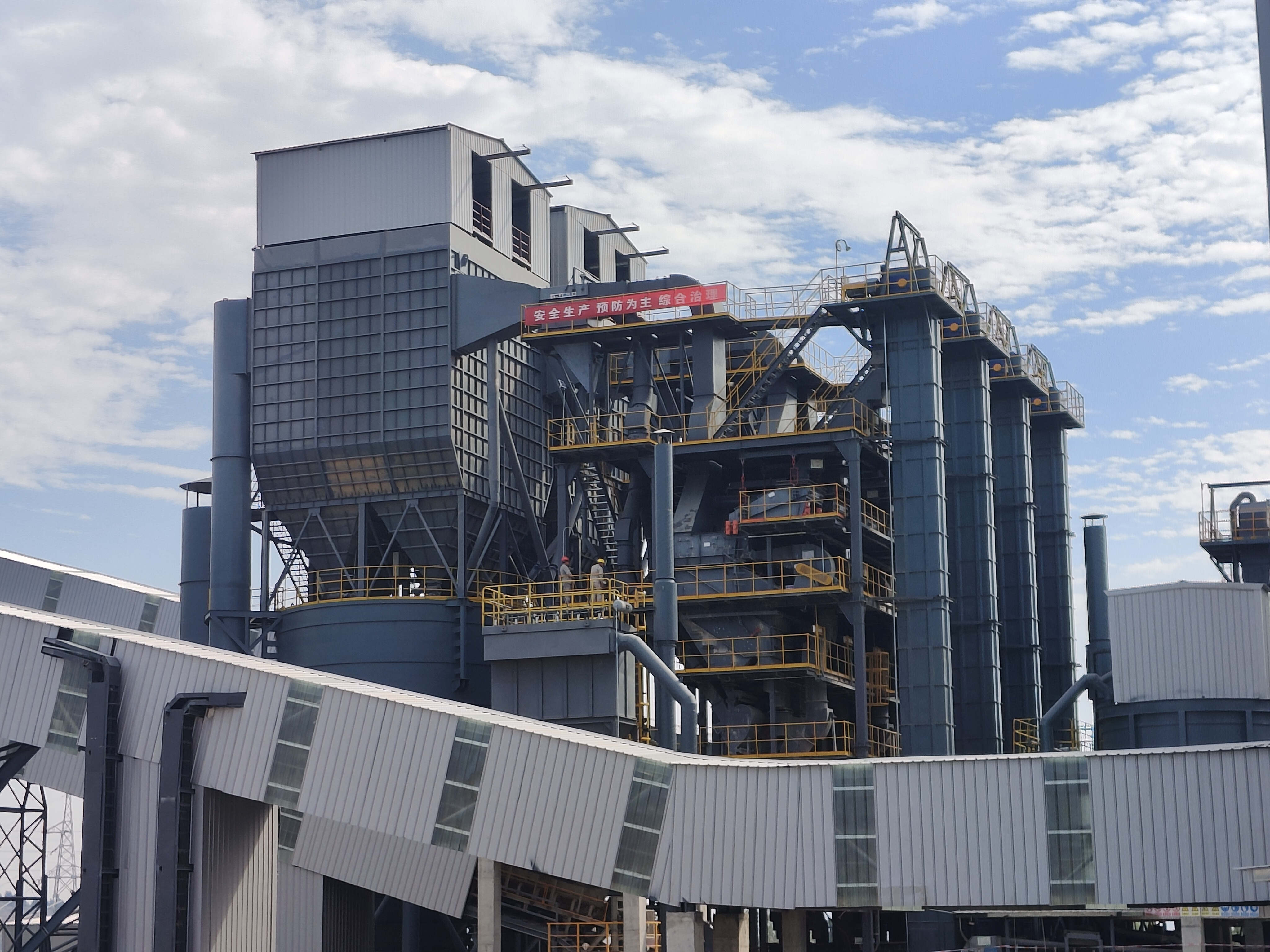 制砂樓設(shè)計(jì)：v9干式制砂樓，現(xiàn)代化高性能環(huán)保制砂生產(chǎn)線